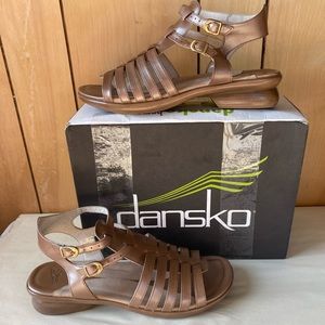 NWOT Dansko‎ Tatiana Mocha Strappy Low Heel Sandals Taupe Bronze Size 40